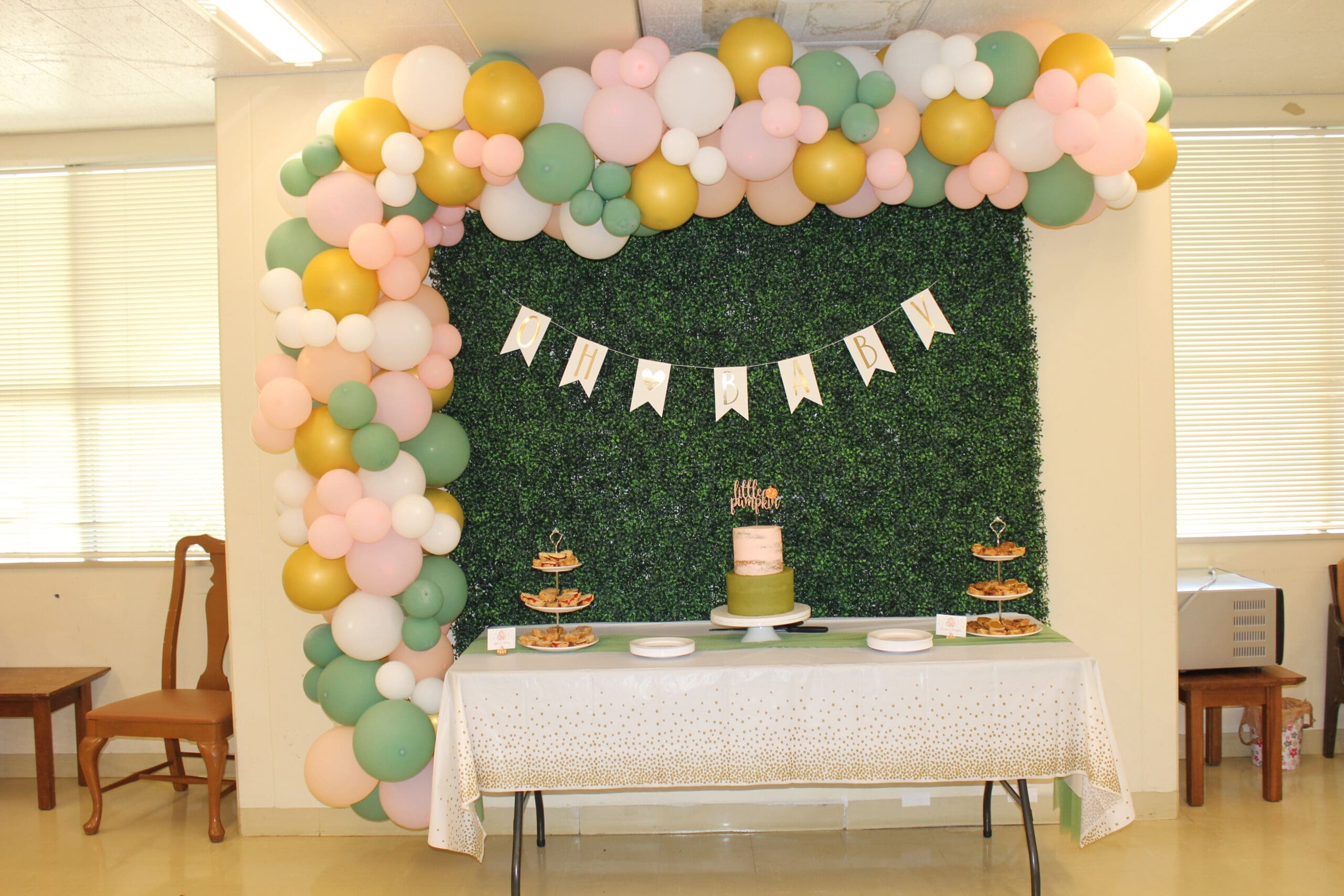 A festive balloon table centerpiece made of balloons and ribbon.