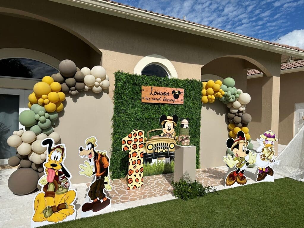 Gallery+Horizontal+Mickey+Mouse+Safari+Balloon+Garland+and+Backdrop